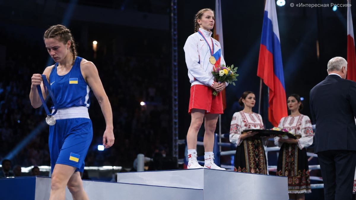Не дождалась гимна: украинская боксёрша сбежала с пьедестала после разгромного поражения от россиянки