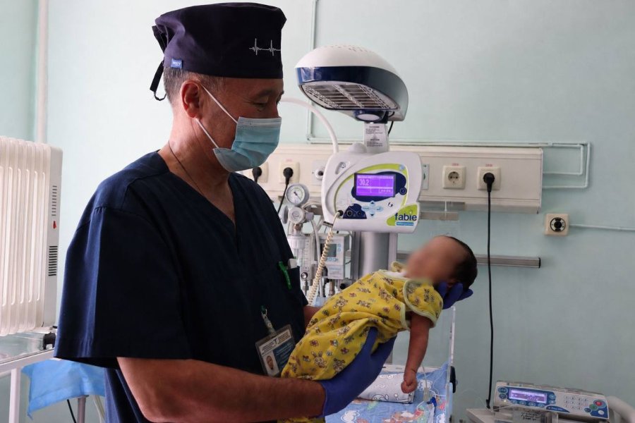 В Казахстане новорожденной удалили опухоль, весившую половину массы ее тела
