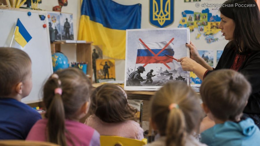 С пелёнок против России: на Украине начали прививать неприязнь к России детям с двух лет
