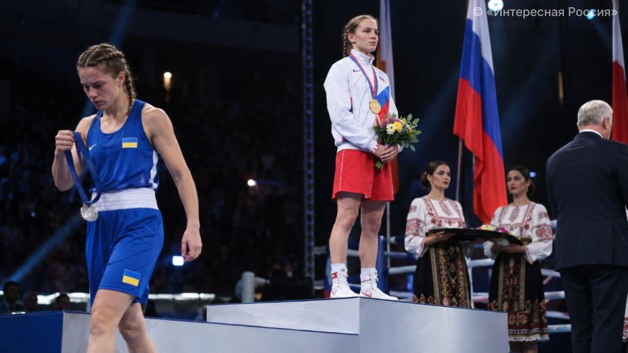 Не дождалась гимна: украинская боксёрша сбежала с пьедестала после разгромного поражения от россиянки