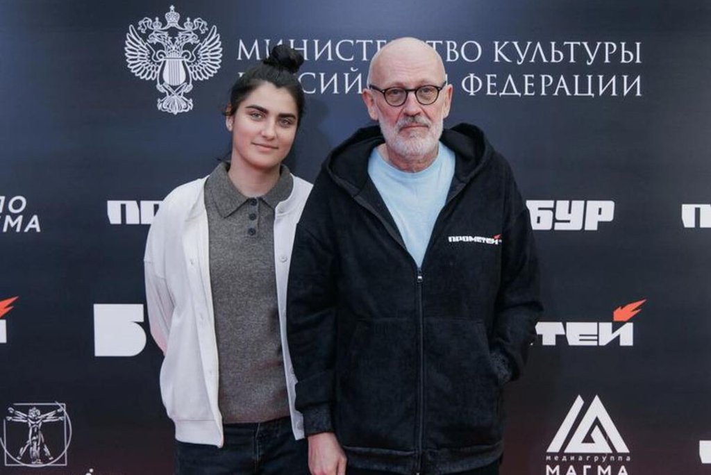 Александр Гордон с 24-летней женой Алиной Михайловой появился на кинофестивале в Перми