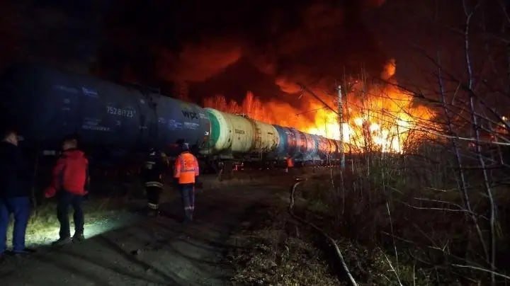 Под Екатеринбургом сошли с рельсов 20 вагонов грузового поезда, горят семь цистерн