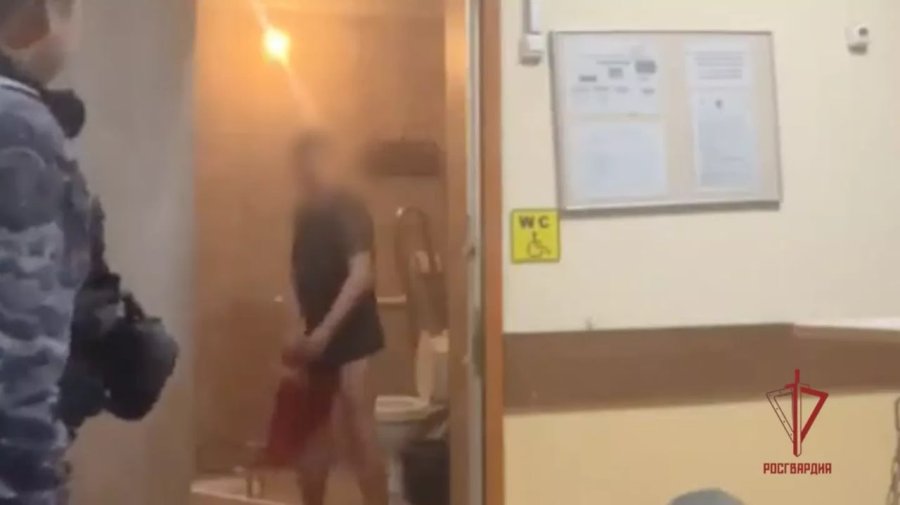 В Ивантеевке пьяный мужчина разбил окно школы и распылял огнетушитель в росгвардейцев