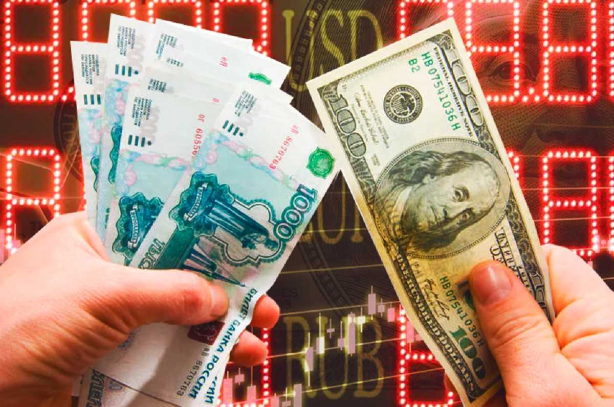 «Страшно»: каких событий ждать из-за ослабления рубля, рассказывает экономист