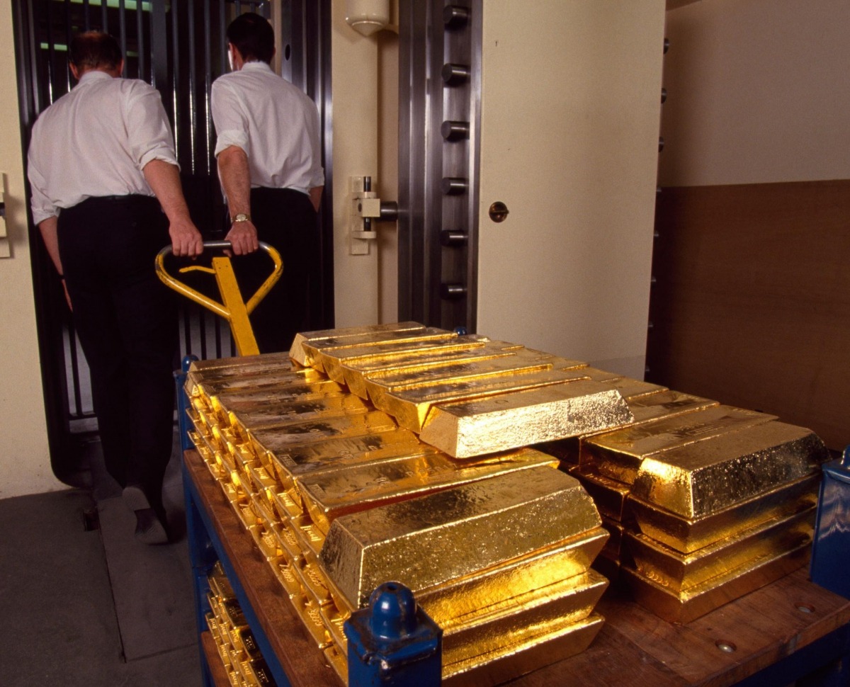 После разграбления российских денег за рубежом, страны начали возвращать золото на родину