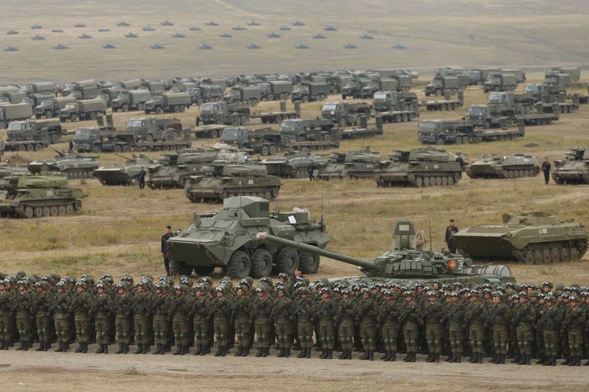 Русские свозят на поле тысячи «бронированных чудовищ». Запад угрюмо затих в ожидании своего конца