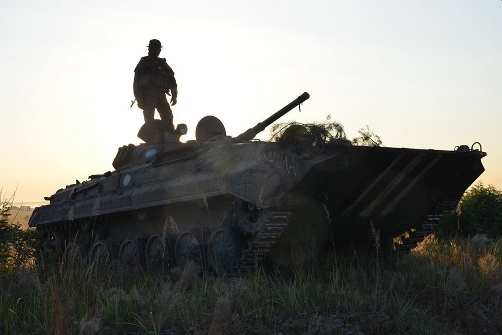 Пьяный вдрызг водитель БМП привёз боевиков ВСУ прямо на позиции российских военных
